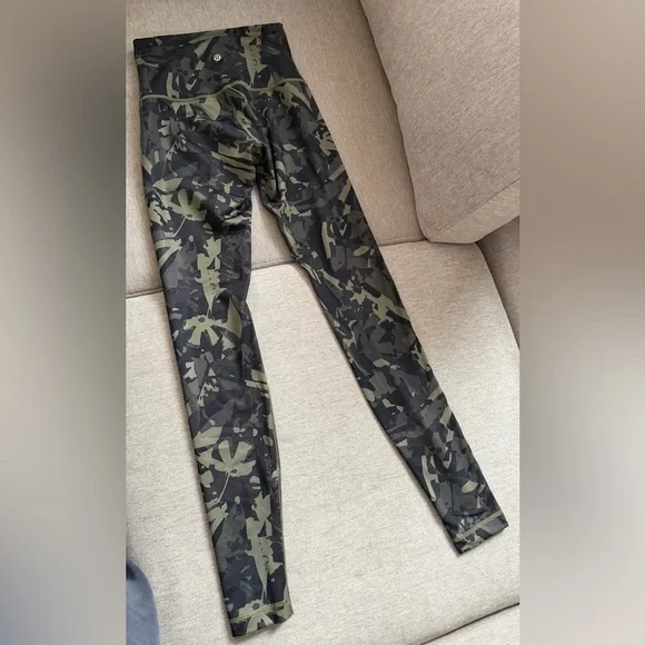 Lululemon Camouflage Green Leggings, Size 6 - Picture 2 of 2